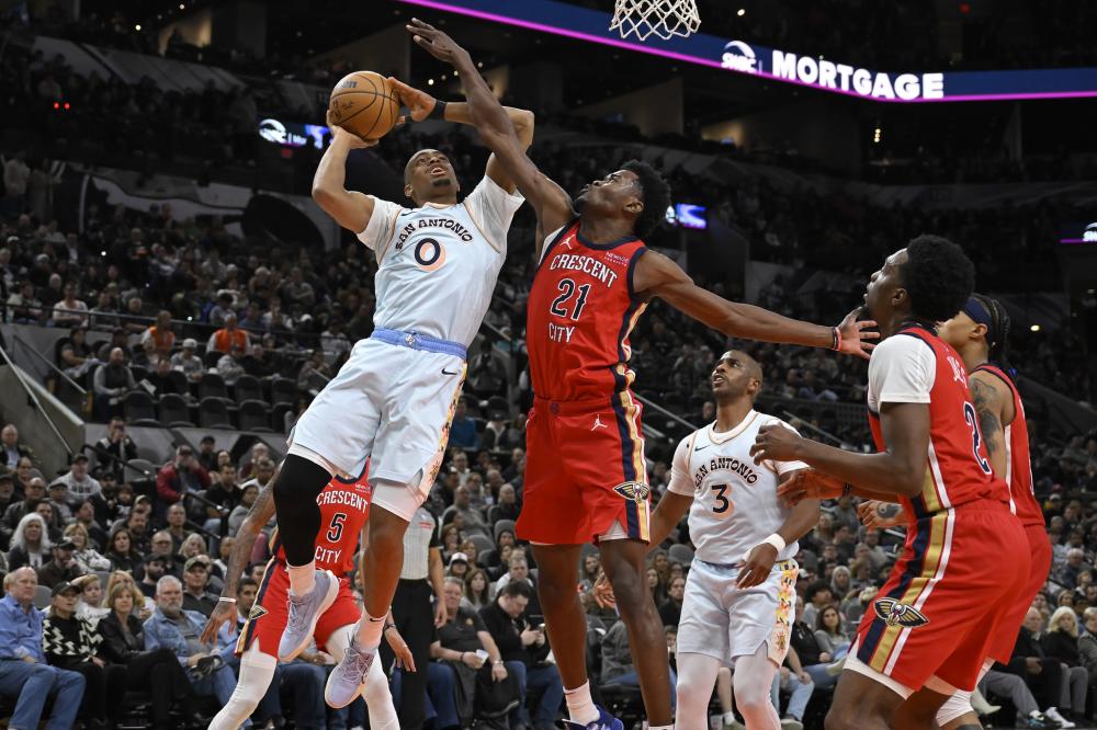 足坛一夜动态：巴西官宣主帅下课！曼联8人大清洗 名记辟谣梅罗同队.